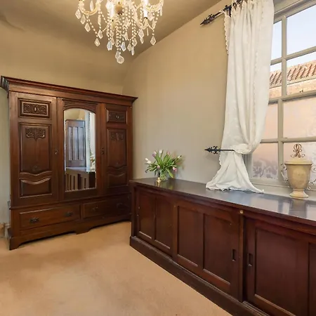 Family Friendly, Big Beautiful 17th Century House Prázdninový dům Hunmanby