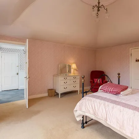 Prázdninový dům Family Friendly, Big Beautiful 17th Century House