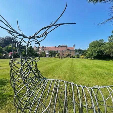 Дом отдыха Family Friendly, Big Beautiful 17th Century House *