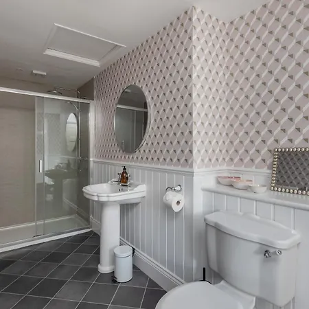 Family Friendly, Big Beautiful 17th Century House Дом отдыха *