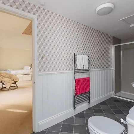 Family Friendly, Big Beautiful 17th Century House Дом отдыха