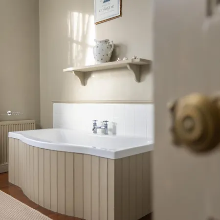 Family Friendly, Big Beautiful 17th Century House Дом отдыха *