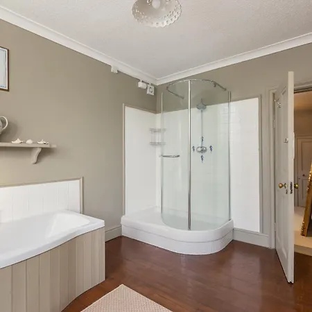 Дом отдыха Family Friendly, Big Beautiful 17th Century House *