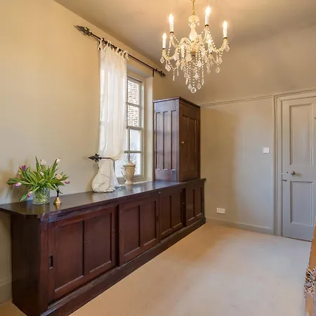 Family Friendly, Big Beautiful 17th Century House Дом отдыха Ханманби