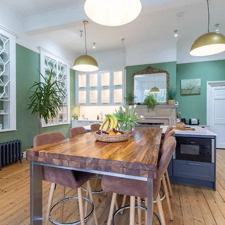 Дом отдыха Family Friendly, Big Beautiful 17th Century House Ханманби