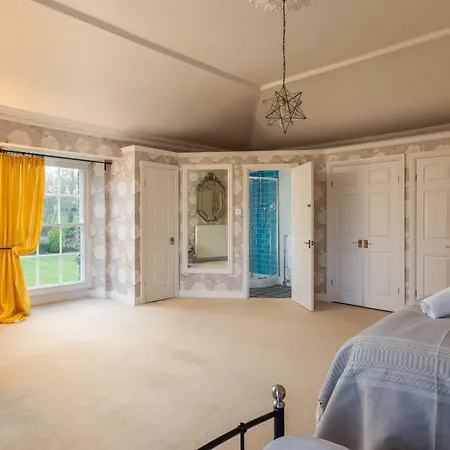 Family Friendly, Big Beautiful 17th Century House Дом отдыха