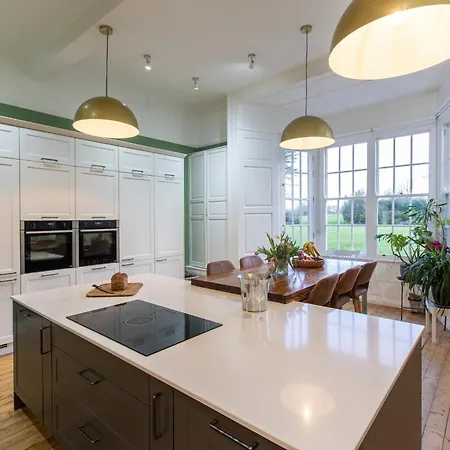 Family Friendly, Big Beautiful 17th Century House Дом отдыха Ханманби