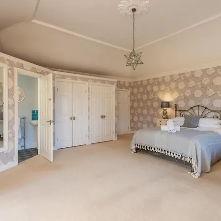 Family Friendly, Big Beautiful 17th Century House Дом отдыха