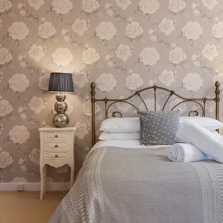 Family Friendly, Big Beautiful 17th Century House Дом отдыха Ханманби