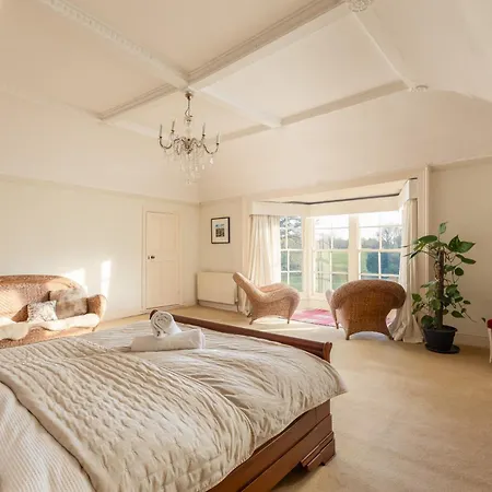 Дом отдыха Family Friendly, Big Beautiful 17th Century House Ханманби