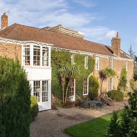 Family Friendly, Big Beautiful 17th Century House Дом отдыха