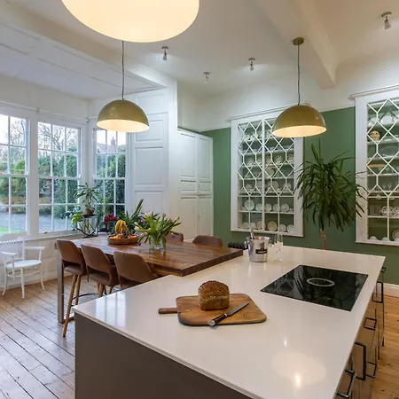 Family Friendly, Big Beautiful 17th Century House Дом отдыха *